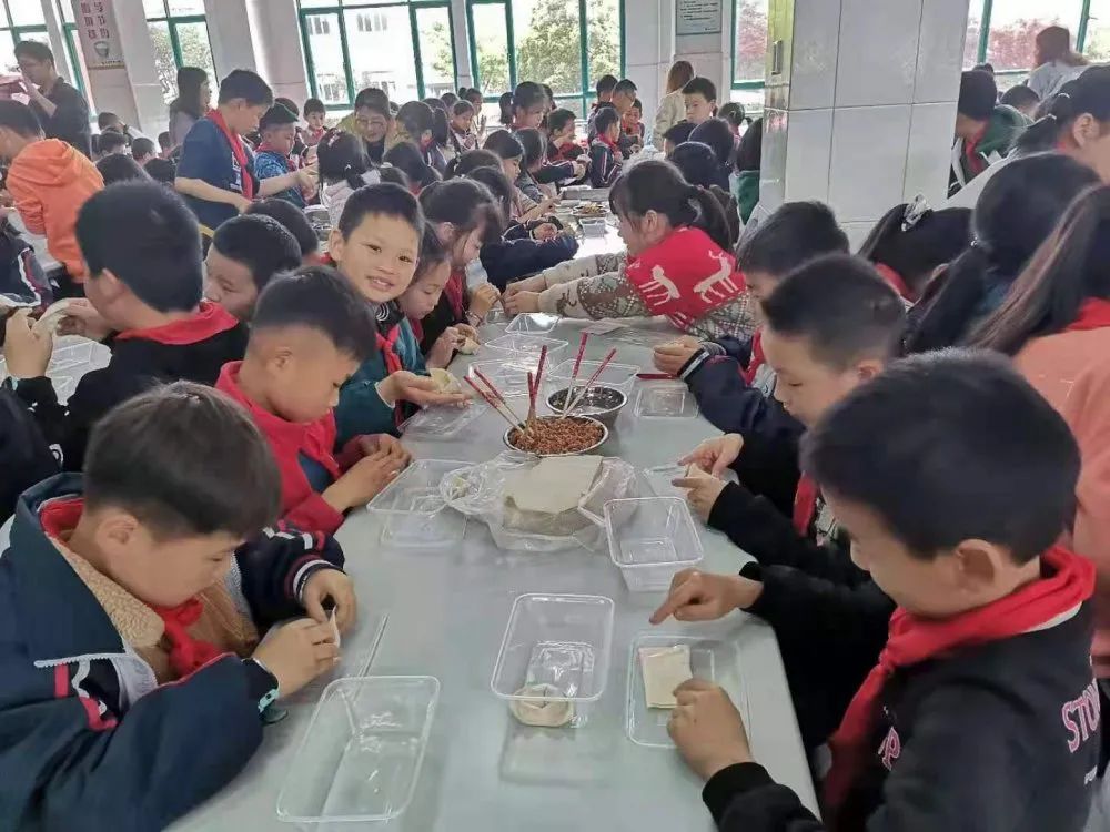 巧手包馄饨 劳动最光荣